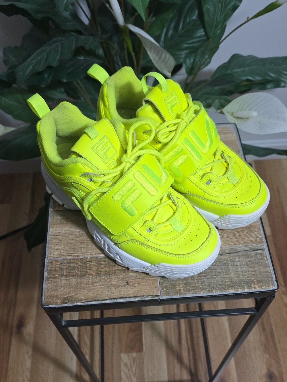 Fila Leather Womens Neon Yellow Velcro & Lace Sneakers Sz 7.5